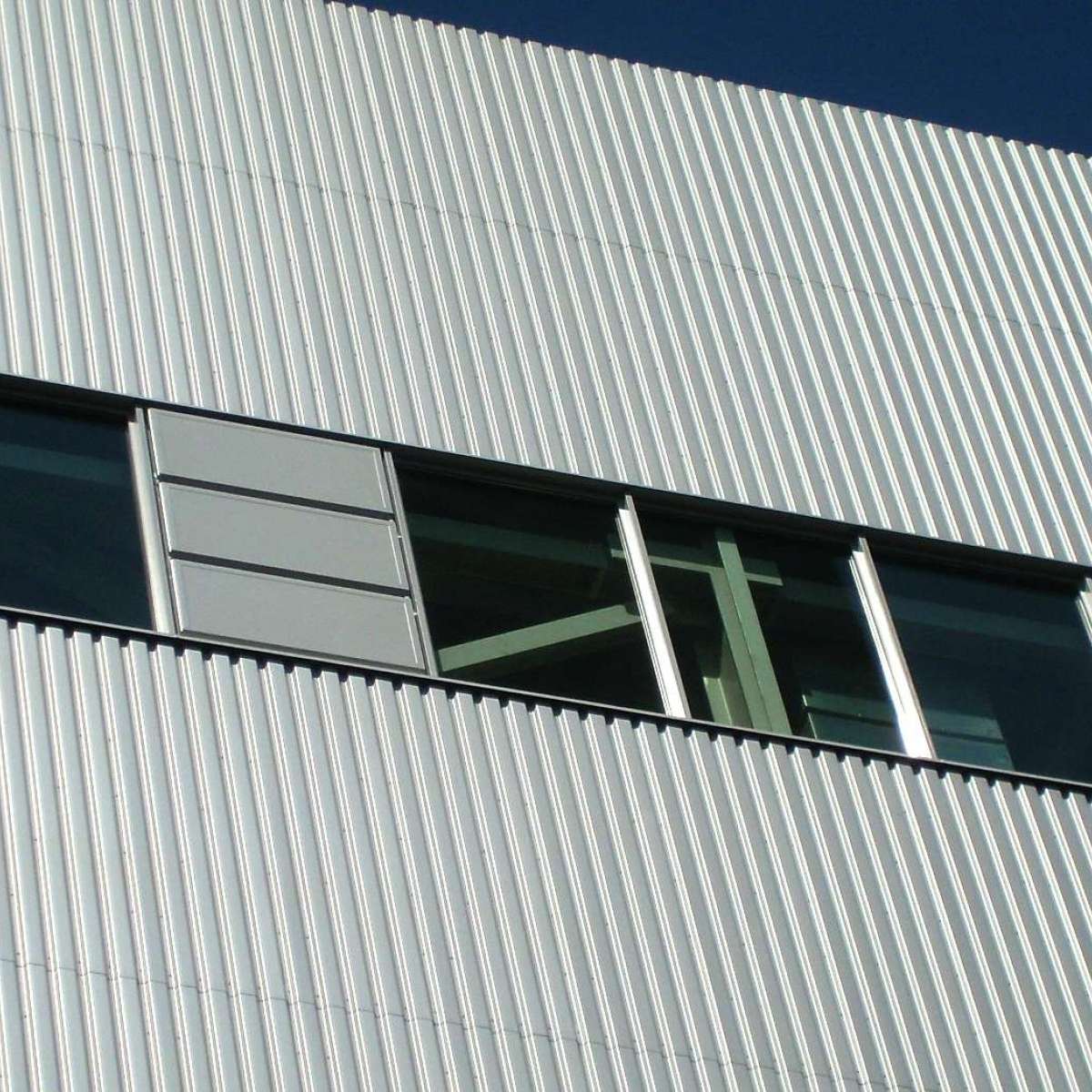 Kraftwerk | Salzgitter • Power station in Salzgitter, 10 pressure relief flaps in the facade, 100 m² of pressure relief flaps on the roof. Also, the Labyrinth ventilator Hydra and air intakes from INDU LIGHT.