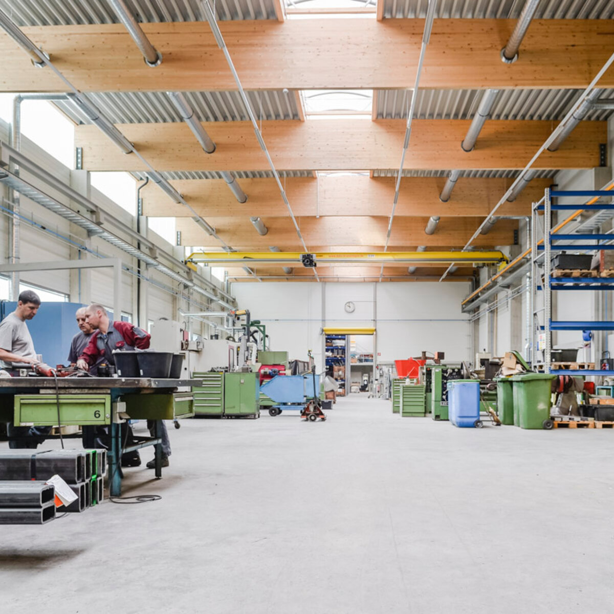 DIEM-Werke | Hörbranz, Austria • The new production hall and administration building at the company's headquarters in Hörbranz, Austria, with Topline ELS 1.1 rooflight and 24 V drive for opening and closing the SHEV wings.