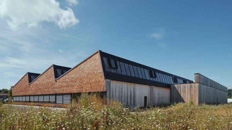 Elobau | Leutkirch • Neubau von zwei Produktionshallen mit einer Dachfläche von über 5000 m². Das System Glasline ist als Schrägverglasung mit 2-fach Isolierglas verbaut. Die Rauch-Wärme- Abzüge vom Typ Draco integrieren sich im Gesamtbild in gleicher Farbgebung.