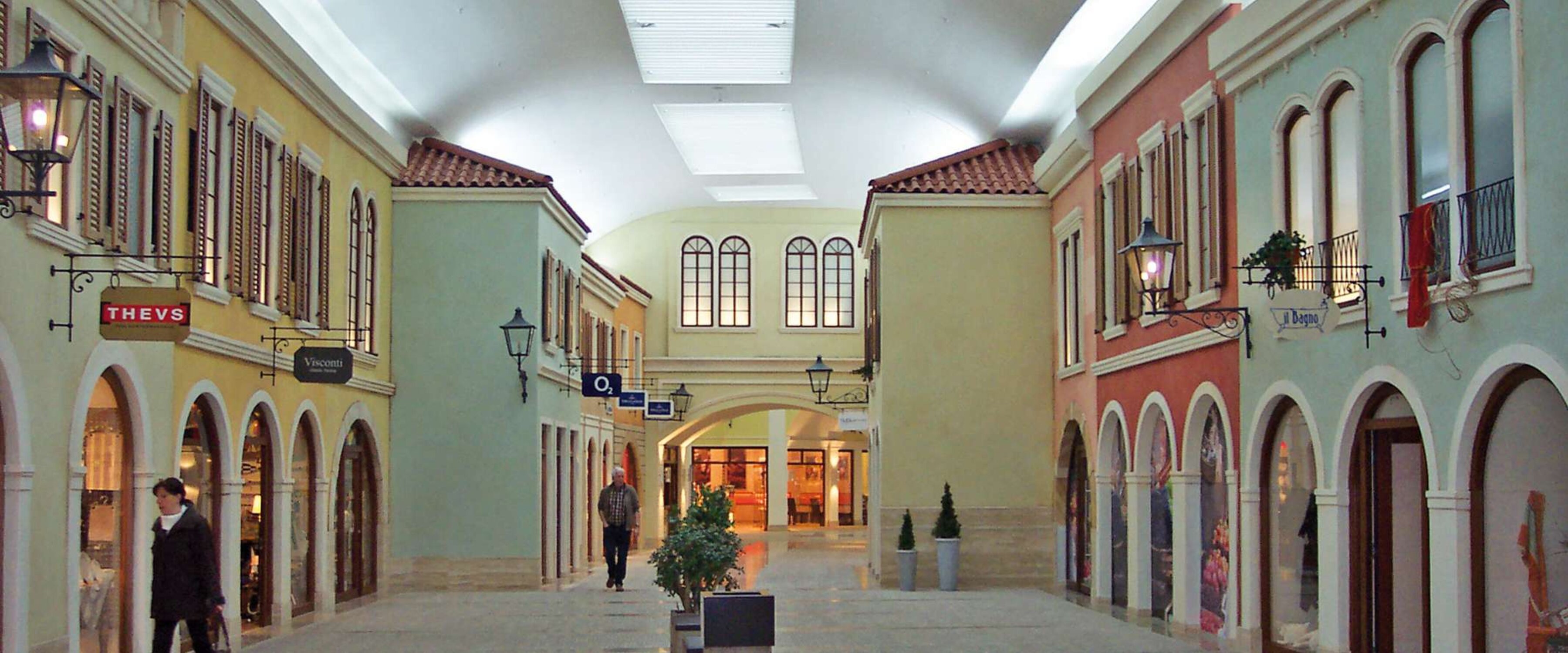 Mediterraneo | Bremerhaven • Die Einkaufsstraße wird in einem Oval durch das Gebäude geführt - die Lichtbänder passen sich diesem Verlauf perfekt an durch eine sehr kleine polygonale Teilung der Lichtbandtragkonstruktion.