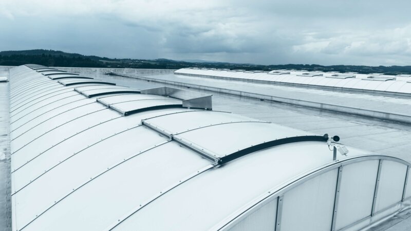 Metron Vilshofen GmbH | Albersdorf/Vilshofen • New installation of the Proline 16 continuous rooflight, 3 continuous rooflights each with 54 m x 6 m. 27 SHEV and 12 ventilation flaps.
