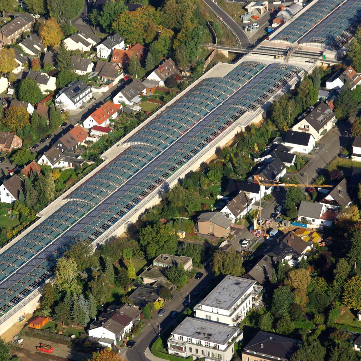 Lärmschutzeinhausung A1 | Köln Lövenich  •  Luftaufnahme des überbauten Autobahnabschnittes