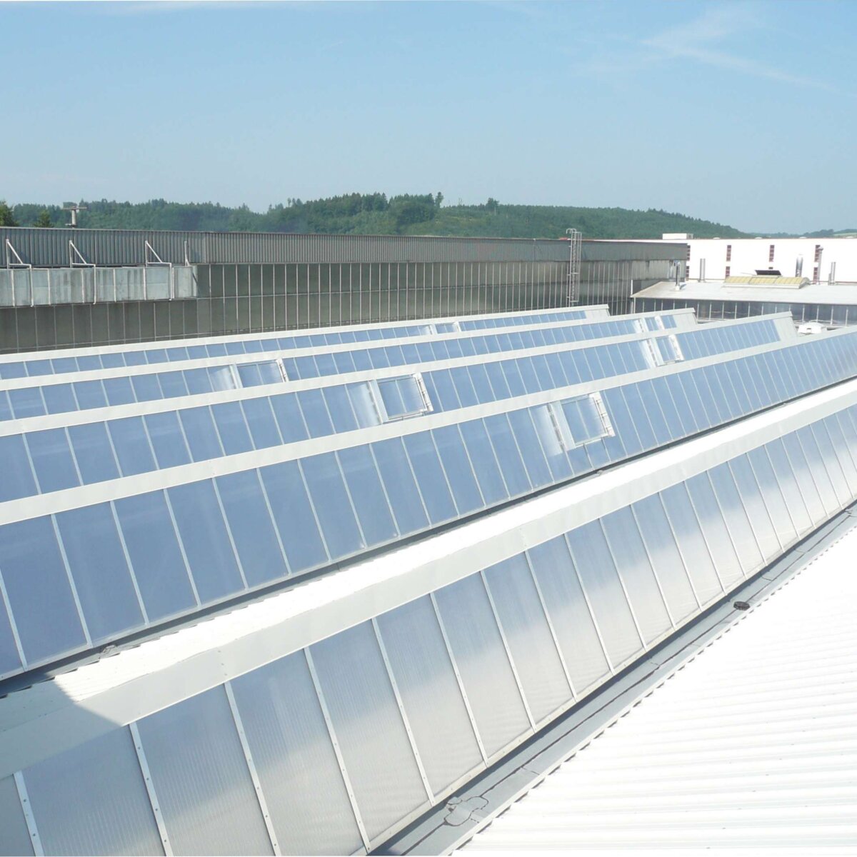 Tegometall Ladenbau GmbH | Krauchenwies • 3000m² shed glazing polycarbonate, 51 NSHEV






louvered ventilators