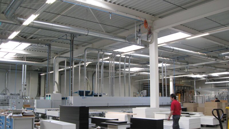 Dobergo Büro mobilyaları fabrikası GmbH & Co. KG | Betzweiler • Kontinü çatı ışıklığı iş yerine yasal olarak gerekli olan gün ışığını sağlamakta.