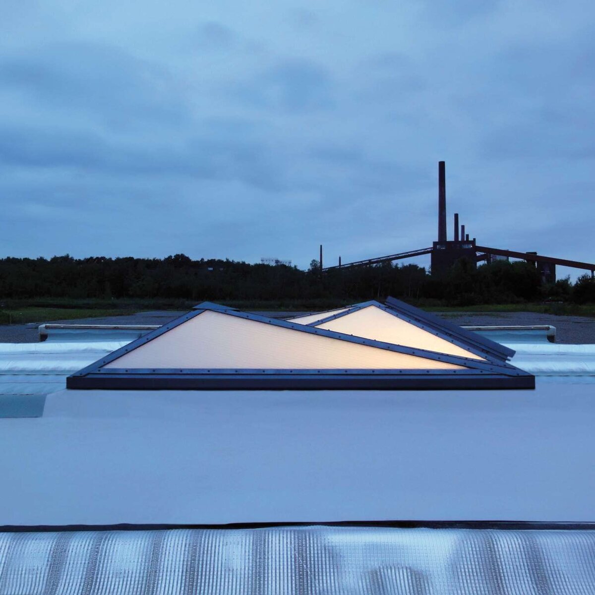 openOffice | Zeche Zollverein, Essen • Yeni pleksiglas camlama mükemmel ışık iletimi sağlar ve bununla birlikte mekanın en ücra köşesine kadar gölgesiz bir aydınlatma sağlar.