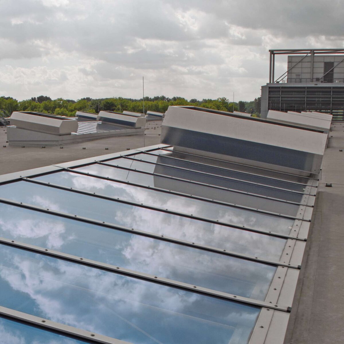 Fuar Düsseldorf GmbH, salon 5 | Düsseldorf • Her çatı penceresi iç taraftan komple karartma sistemi ile donatılmıştır.