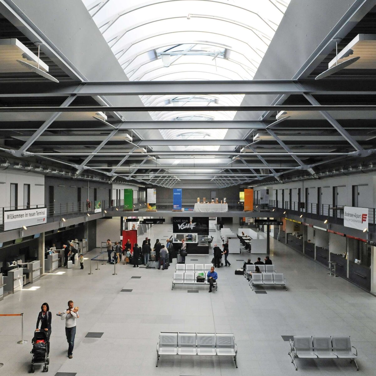 Bodensee-Havalimanı Friedrichshafen | Friedrichshafen • Friedrichshafen havalimanı terminalinin yeni binasında gün ışığının optimum kullanımı