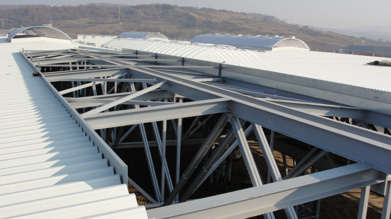 Tenaris | Zilach, Romania • 8 x  rooflight Topline ELS 30 x 6.70 m, 53 x NSHEV flaps provide safety and guarantee fresh air