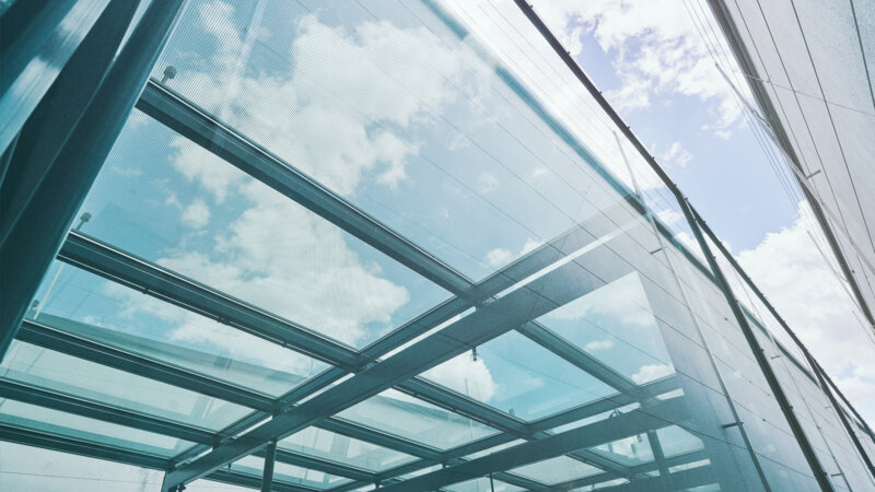 Triergalerie | Trier • Das 530 m² große Glasdach des Einkaufszentrums wurde grundlegend saniert. Das vorhandene Glasdachsystem wurde von der primären Stahlkonstruktion abgetrennt. Anschließend hat INDU LIGHT eine neue sekundäre Aluminiumtragkonstruktion mit Isolierverglasung entworfen, produziert und montiert.