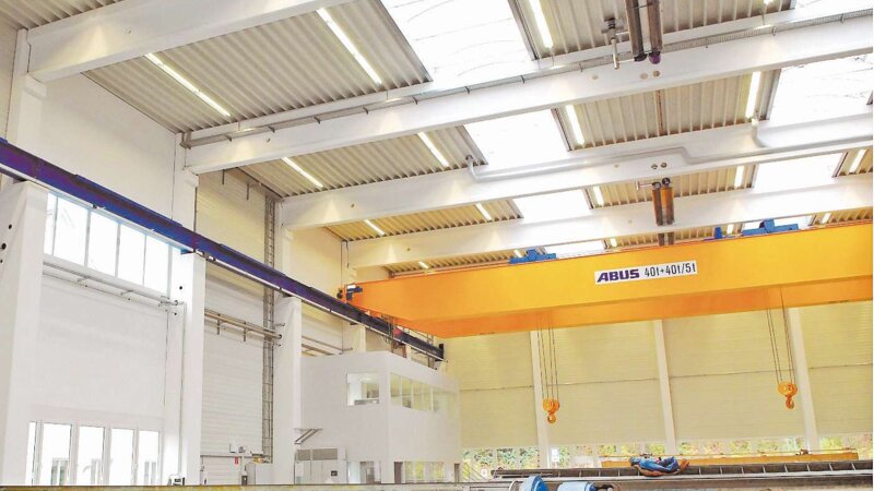 MWN Niefern fabrikası | Niefern • Ekonomik kavisli kontinü çatı ışıklıkları yangın koruma şartlarına uyarak, üretim sahasının dengeli aydınlatılması.