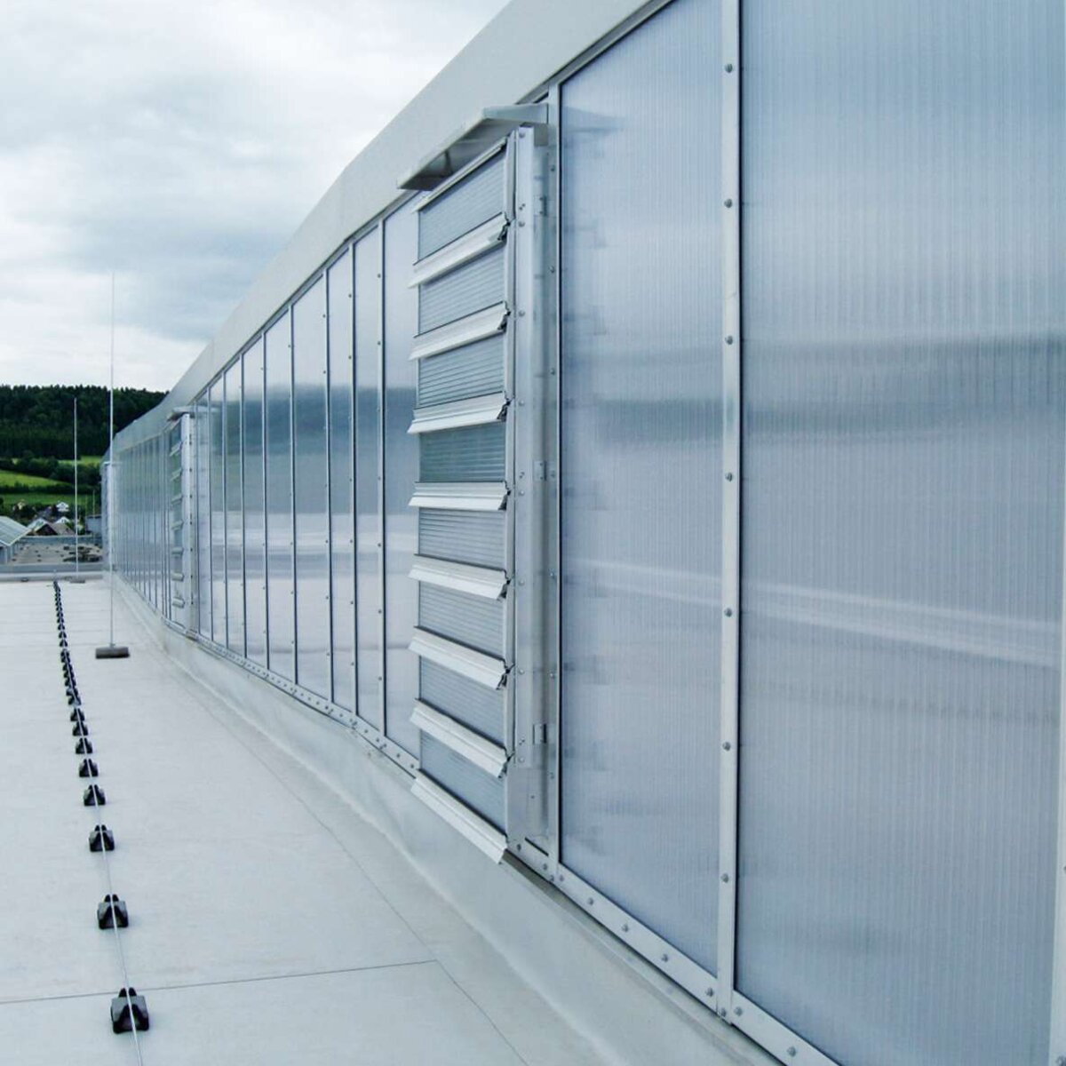 J. Schmalz GmbH  | Glatten • Tageslichtkonzept über Nordlichtsheds mit höchsten Wärmedämmeigenschaften der Verglasung für Passivhausstandard.